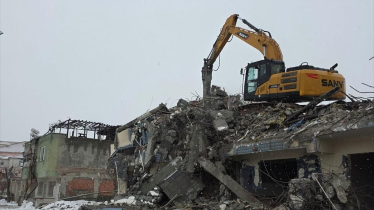 Gölbaşı’nda orta ve ağır hasarlı binaların yıkım çalışmaları devam ediyor