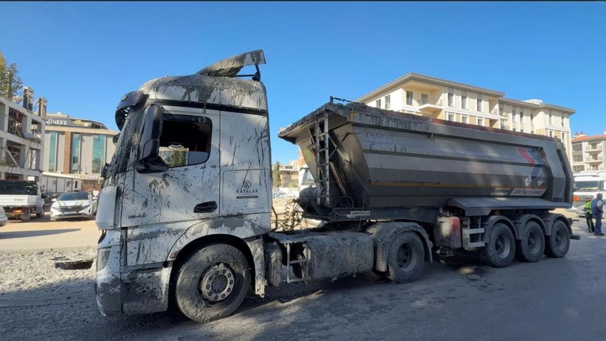 Adıyaman’da hafriyat kamyonundaki beton caddeye yayıldı - Videolu Haber