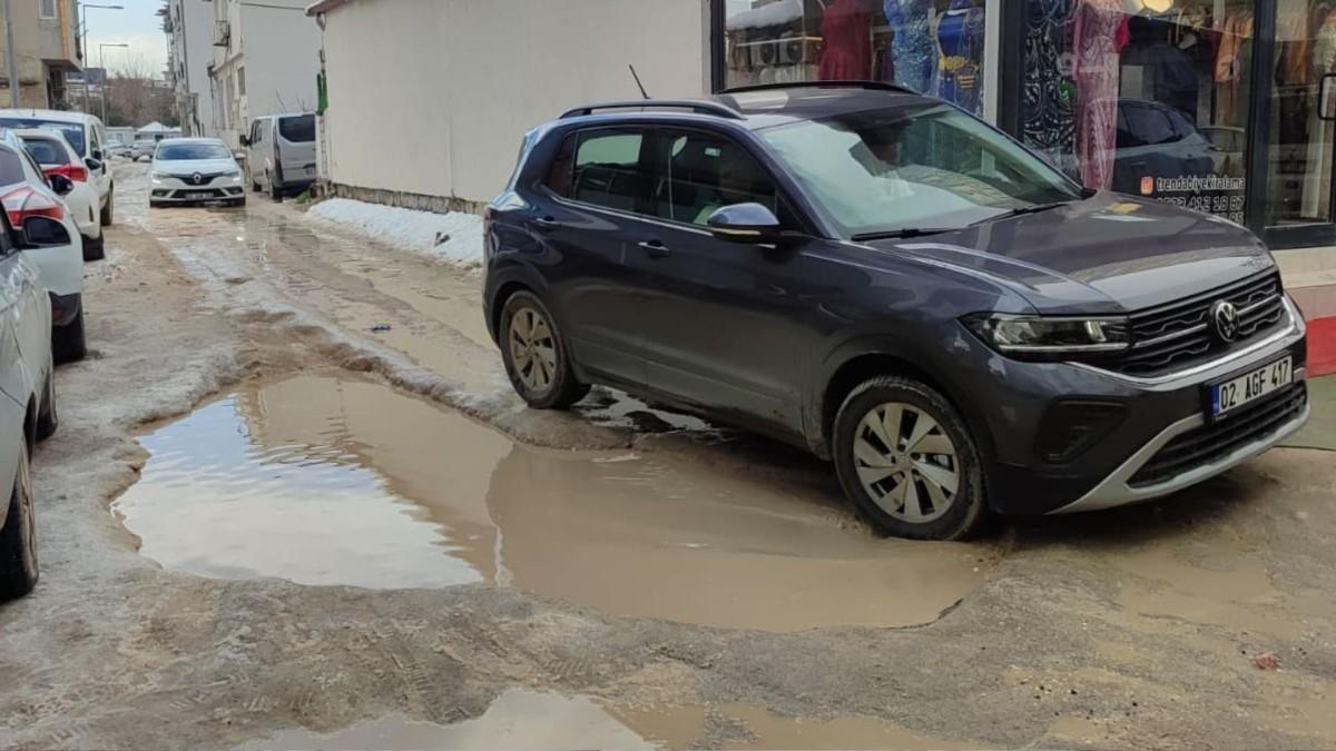 Adıyaman’da kar yağışı sonrası çukurlu ve çamurlu yollar vatandaşa zor anlar yaşatıyor - Videolu Haber