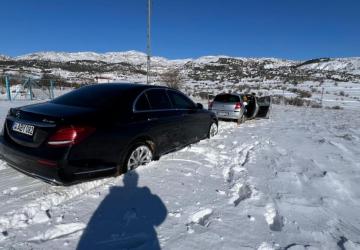 Yoğun kar nedeniyle köyde mahsur kalan vatandaşın yardımına komşusu yetişti - Videolu Haber