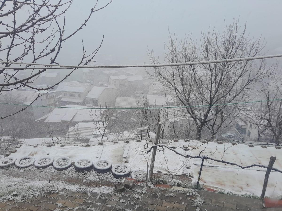 Çelikhan ilçesine Nisan ayında kar yağdı - Videolu Haber