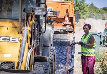 Büyükşehir'in kadın çekici operatörü tabuları yıktı