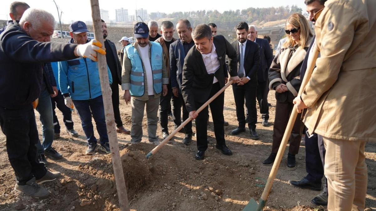 Adıyaman Belediyesi, Adıyaman’ın il oluşunun 71. yılında 71 fidanı toprakla buluşturdu - Videolu Haber