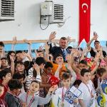 Buca'da 23 Nisan coşkusu havuza taşındı