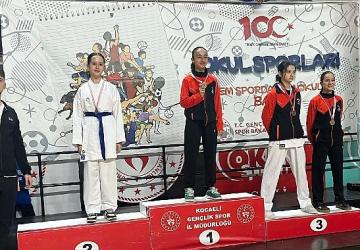 Kartepe'nin Karateci Yıldızlarından Madalya Yağmuru