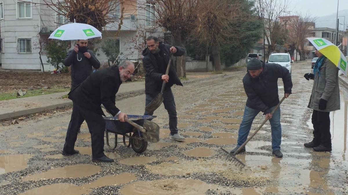 HÜDA PAR İl Başkanı: ‘Cafcaflı tanıtımlar yerine çukur, çamurlu sokaklar ve altyapı çözülsün’ - Videolu Haber