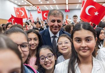 Başkan Tugay gençleri ve çocukları ağırladı