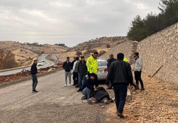 İstinat Duvarına Çarpan Otomobilde Yolcu Hayatını Kaybetti, Sürücü Ağır Yaralandı