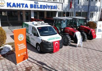 Kahta Belediyesi filosuna yeni cenaze aracı ve traktörler eklendi