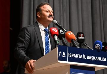 Yavuz Ağıralioğlu kürsüdeyken depreme yakalandı: ‘Tayyip Bey’in aleyhine konuşunca böyle oluyor’