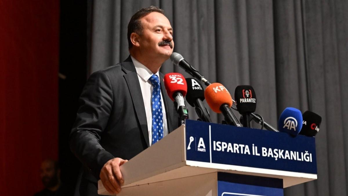 Yavuz Ağıralioğlu kürsüdeyken depreme yakalandı: ‘Tayyip Bey’in aleyhine konuşunca böyle oluyor’