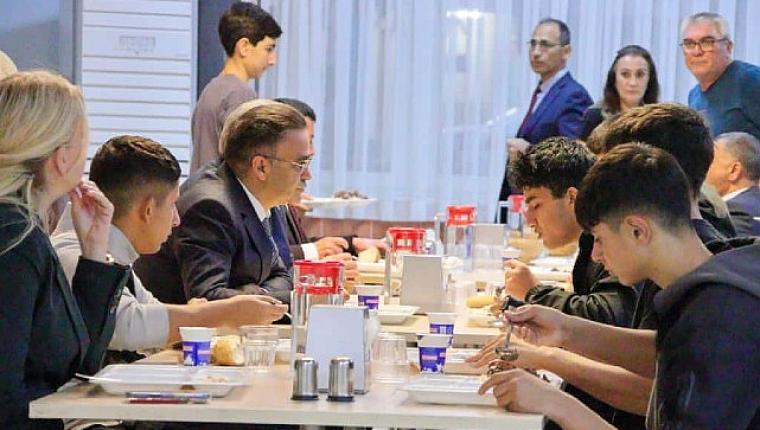 İzmir İl Millî Eğitim Müdürü Dr. Ömer Yahşi, Şehit Prof. Dr. İlhan Varank Anadolu İmam Hatip Lisesi Pansiyonunu Ziyaret Etti