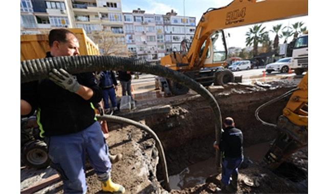 İnönü Caddesi'ndeki ana boru arızasına İZSU'dan hızlı müdahale