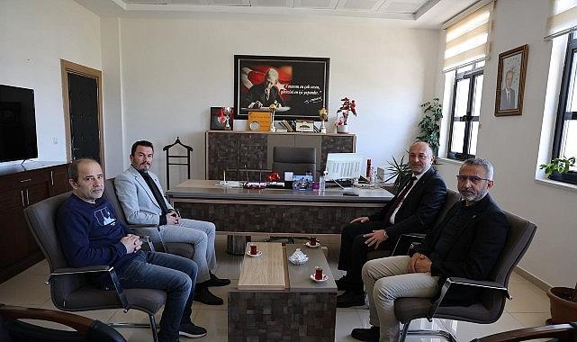 Geyve Belediye Başkanı Selçuk Yıldız'dan Okullara Moral Ziyareti: Öğretmenlere Gül, Öğrencilere Başarı Dileği