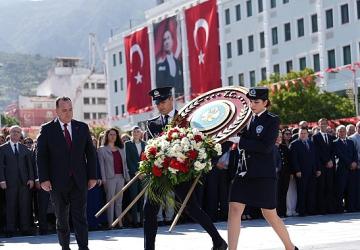 29 Ekim Bayram Coşkusu Çelenk Sunumuyla Başladı