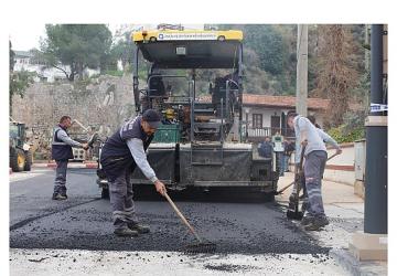Büyükşehir Belediyesi'nden Finike'ye asfalt desteği