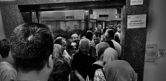 Bayraklı Şehir Hastanesi’nde Yoğun Bakım İsyanı: Merdivenler Bile Kilitli!