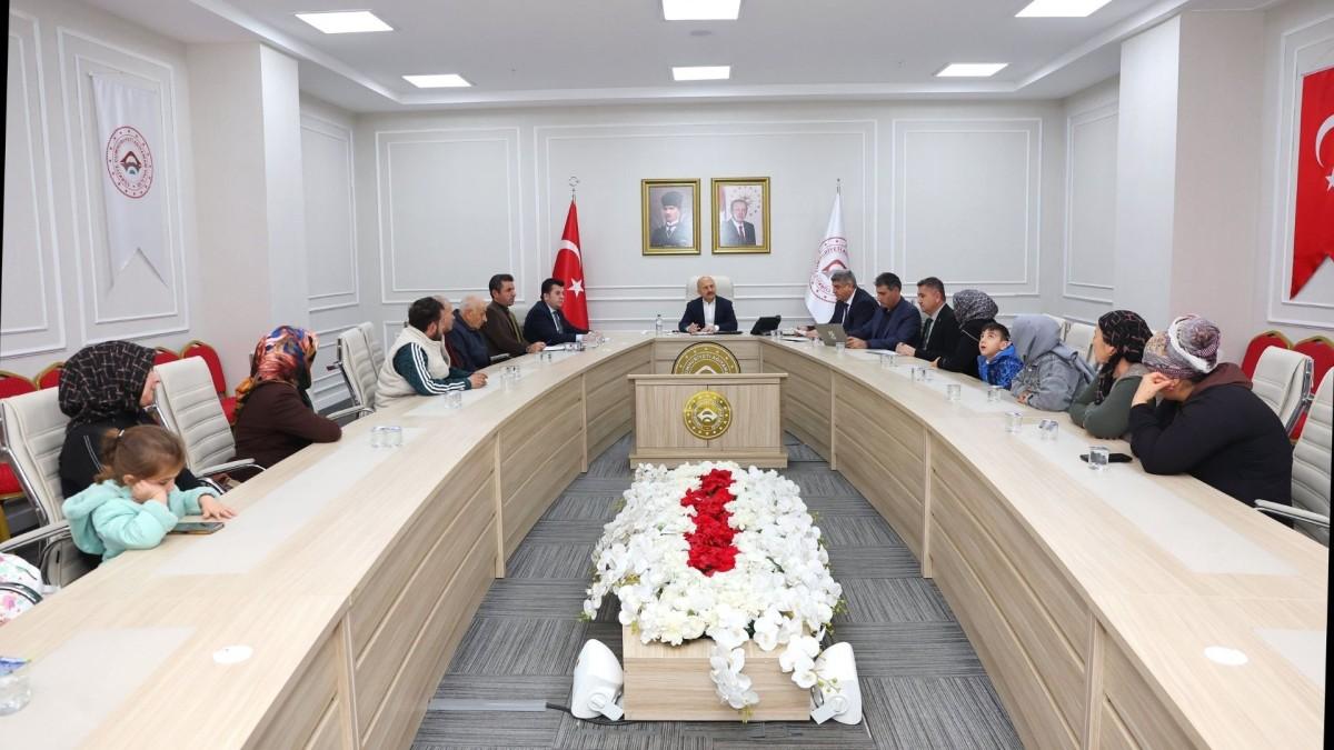 Vali Varol, iş arayan vatandaşlarla bir araya geldi