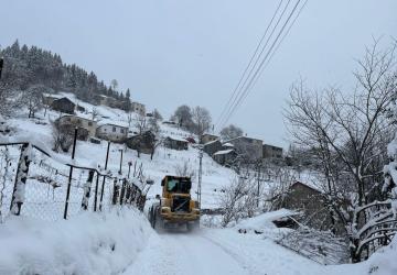 Trabzon’da Kar Yağışı 34 Mahalle Yolunu Kapattı
