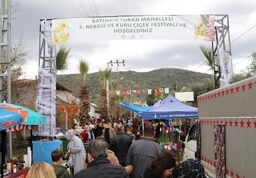 Bayındır'da Nergis ve Kuru Çiçek Sevgisi Engel Tanımadı: Vatandaşlar Üreticiyi Yalnız Bırakmadı