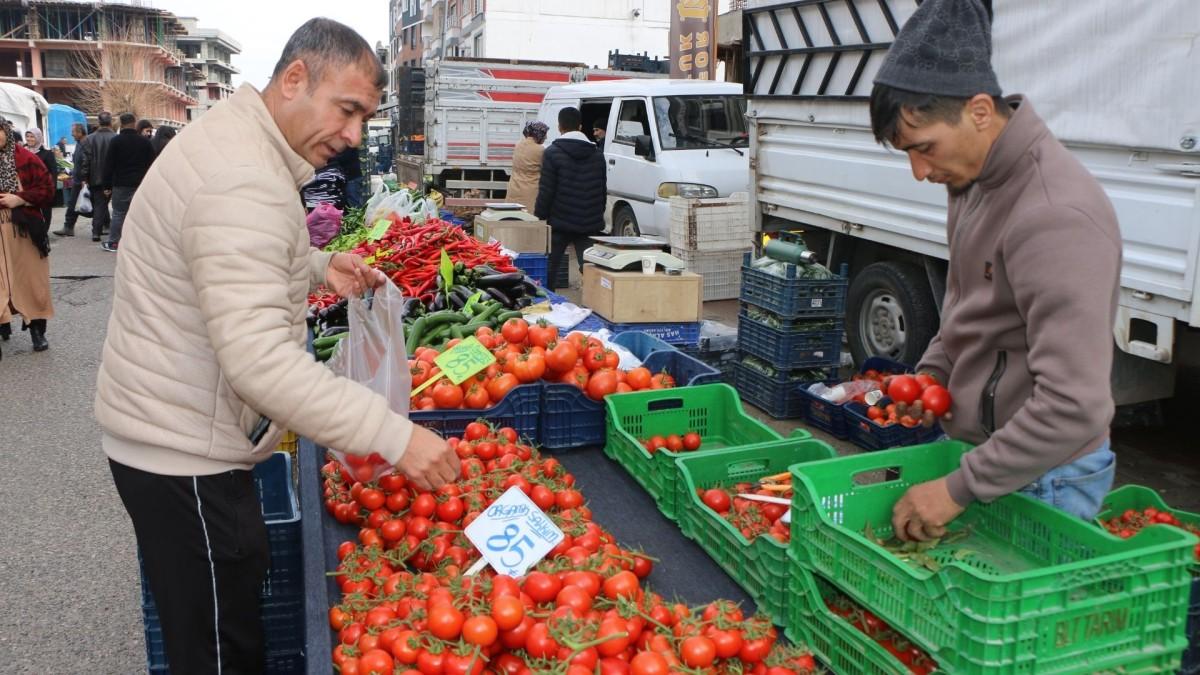 Pazarda ürünlerin fiyatı yükselişte: Vatandaşlar alım gücünden şikayetçi - Videolu Haber