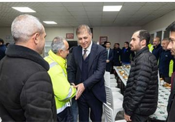 Başkan Tugay, mesaiye emekçi ile başladı