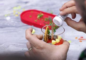 Bayraklı'da Sevgililer Günü Kadın Emeği ve Sanatla Kutlandı