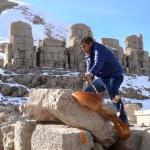 Sanatçı Aydın Aydın’dan ‘yapay zeka’ protestosu: Nemrut Dağı’nda bağlamasını parçaladı - Videolu Haber