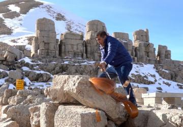 Sanatçı Aydın Aydın’dan ‘yapay zeka’ protestosu: Nemrut Dağı’nda bağlamasını parçaladı - Videolu Haber