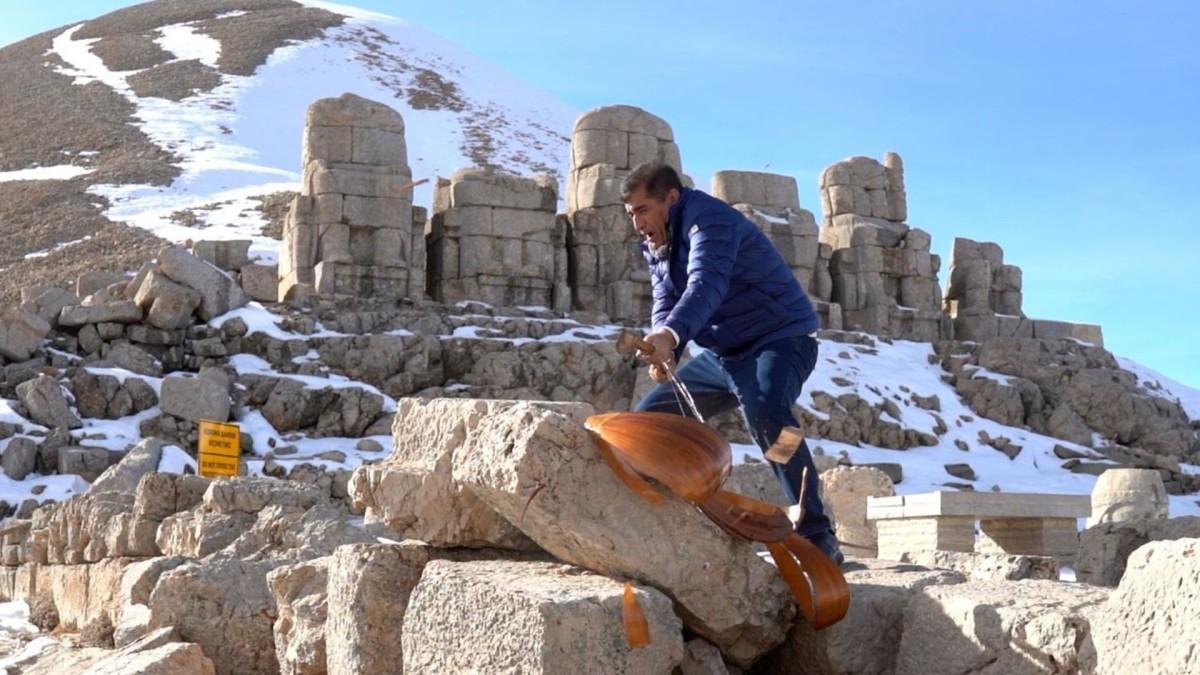 Sanatçı Aydın Aydın’dan ‘yapay zeka’ protestosu: Nemrut Dağı’nda bağlamasını parçaladı - Videolu Haber