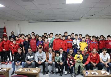 Rasim Arı Başkan'dan Minik Futbolculara Krampon Hediyesi
