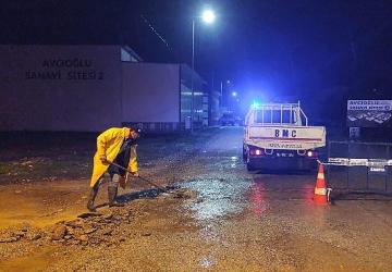 Edremit Belediyesi yağışlara karşı 7/24 çalışıyor