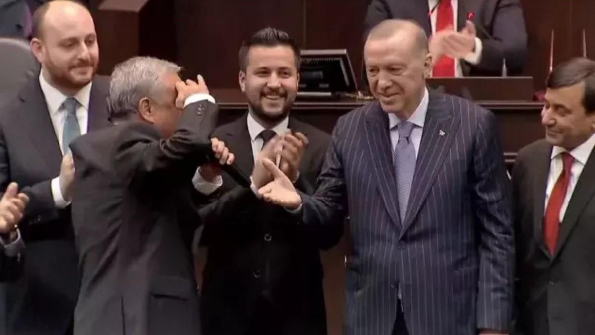 Üç Milletvekili AK Parti’ye katıldı, rozetlerini Cumhurbaşkanı Erdoğan taktı