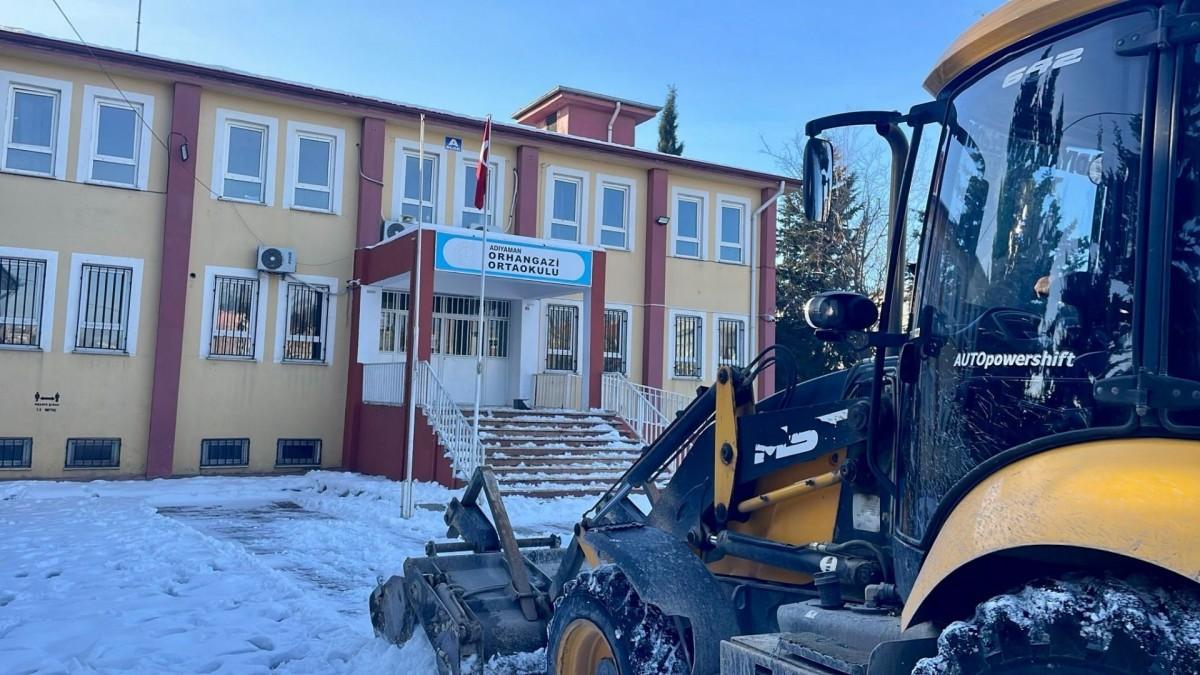 Adıyaman Belediyesi kar küreme çalışmalarını aralıksız sürdürüyor