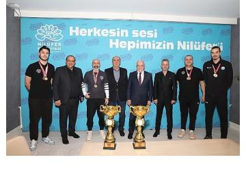 Nilüfer'in şampiyon kızları kupaları Başkan Şadi Özdemir'e getirdi