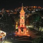 Saat Kulesi gündüz başka gece başka güzel