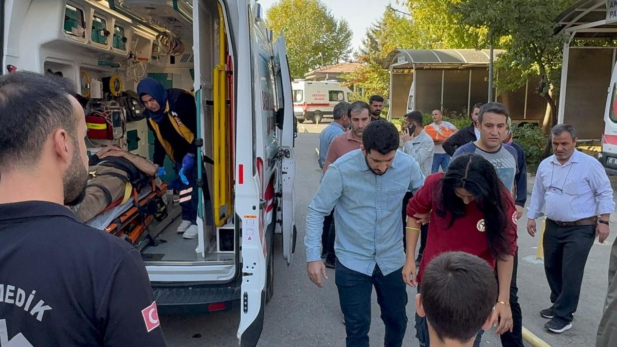 Samsat’ta ambulans kazası: 3’ü sağlık personeli 8 yaralı