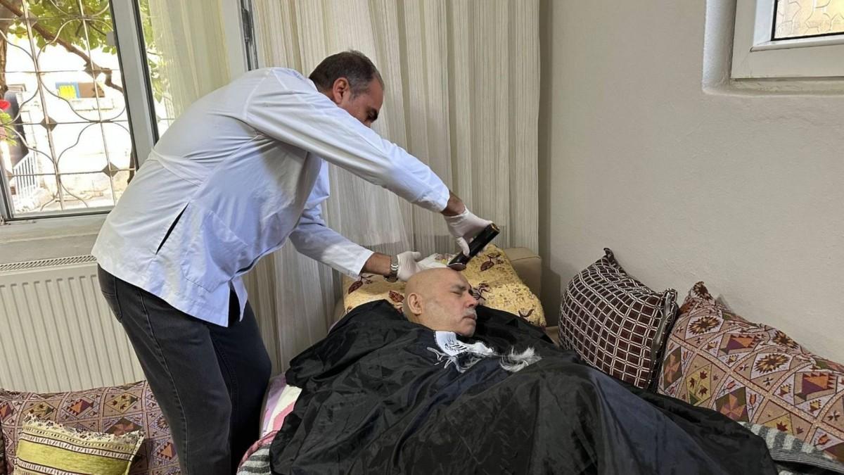 Engelli eşi için verilen evde bakım hizmeti, kadını gözyaşlarına boğdu - Videolu Haber