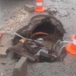 Alitaşı Mahallesi’nde aylardır yapılmayan Telekom çukuru tehlike saçıyor