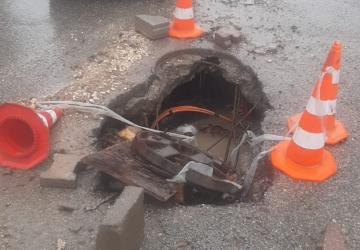 Alitaşı Mahallesi’nde aylardır yapılmayan Telekom çukuru tehlike saçıyor