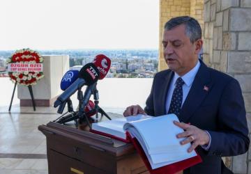 Özgür Özel, KKTC’nin kurucu liderlerini anıt mezarlarında andı - Videolu Haber