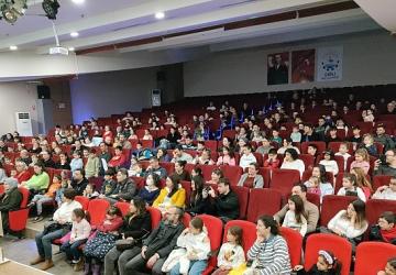 Çiğli'de Minikler Mikroplara Karşı Sahneye Çıktı