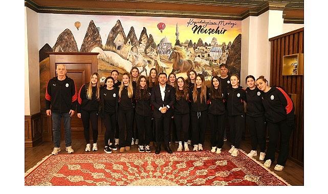 Belediye Başkanı Rasim Arı, Galatasaray Sutopu Kadın Takımı'nı Ağırladı