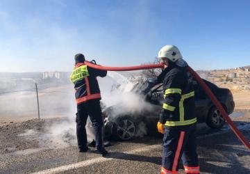 Besni’de araç yangını itfaiye ekipleri tarafından söndürüldü - Videolu Haber