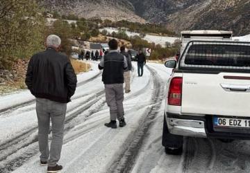 Adıyaman’da buz tutan yolda sürücüler zor anlar yaşadı