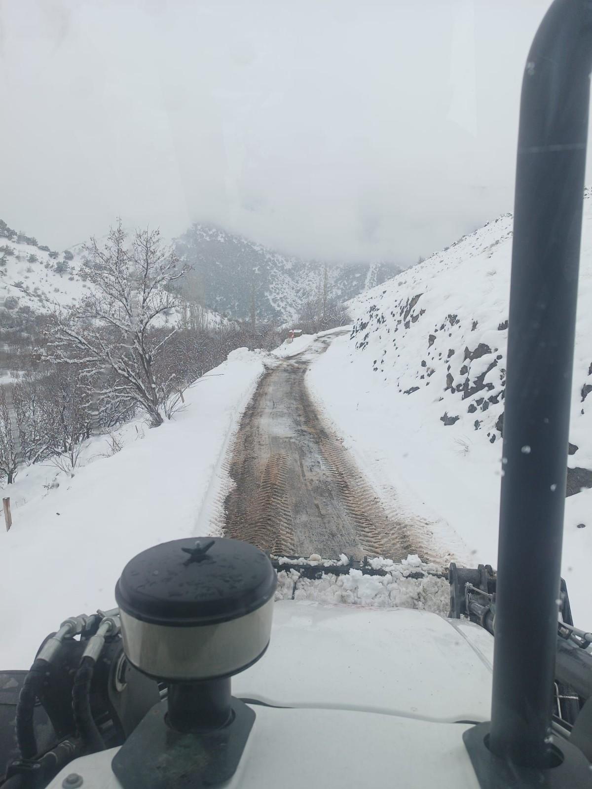 Adıyaman'ın Gölbaşı ilçesinde Karla Mücadele Çalışmaları Aralıksız Sürüyor