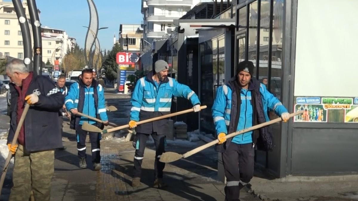 Adıyaman Belediyesi’nden yaya ve trafik güvenliği için kar mesaisi - Videolu Haber