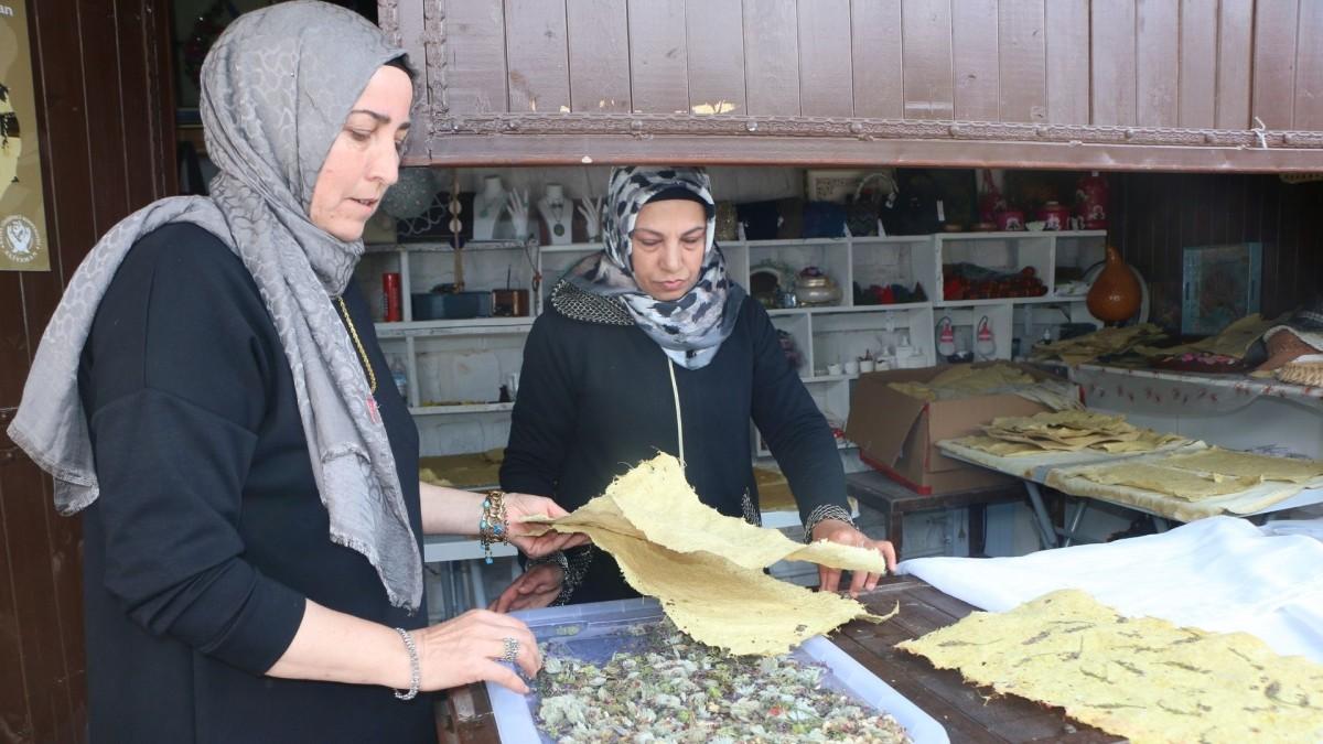 Adıyaman’da kadınlar arpa sapını kağıda dönüştürüyor: Amerika’da sergi haline getirilecek - Videolu Haber