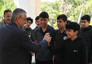 Öğrencilere önce yemek sonra zirvede kar keyfi