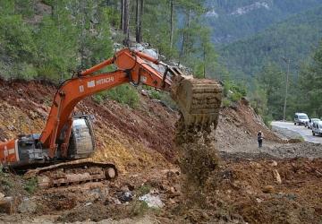 Büyükşehir Alanya'da yolları açık tutmak için gece gündüz çalışıyor
